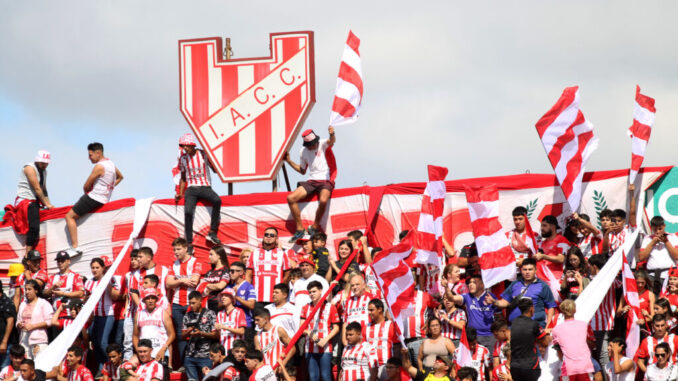 El árbitro del partido, que podrá verse por TyC Sports, será Lucas Comesaña. Para el partido ante el Dragón, el DT albirrojo Lucas Alfredo Bovaglio no podría contar con dos de sus delanteros. Se trata de Nicolás Mazzola y Patricio Cucchi. El ex Arsenal sufrió una rotura miofibrilar del bíceps, mientras que el santafesino, una distensión ligamentaria en una de sus rodillas. Así lo reveló el parte médico de la institución de Alta Córdoba tras la práctica matutina del miércoles en La Agustina. Ante estas dos posibles bajas, Bovaglio analiza algunas variantes de cara al enfrentamiento de este domingo. Una de ellas -aunque poco probable a falta de tres días- es la inclusión de Joaquín Molina, operado con éxito de una hernia inguinal un mes y medio atrás. El motivo por el cual el ex Unión de Sunchales aún no está confirmado es que recién esta semana volvió a entrenar a la par de sus compañeros y todavía está falto de ritmo, aunque el entrenador no descarta probar con él. Otra es ubicar en ataque a Santiago Rodríguez, que si bien ha jugado más como volante por izquierda, también lo ha hecho como delantero. De ocurrir esto, el carril izquierdo pasaría a estar ocupado por Diego Becker. Cabe remarcar que el DT rafaelino cuenta también en el banco con los jóvenes delanteros Gregorio Rodríguez y Jonathan Dellarossa. Ambos ya sumaron minutos oficiales con Marcelo Vázquez como DT de la Gloria, pero perdieron terreno en estos últimos meses, aunque esperan ansiosos su oportunidad. También asoma como posibilidad el nombre de Martín Pino, quien tuvo serias chances de pasar a Racing de Nueva Italia pero decidió quedarse en Alta Córdoba a pelearla y hasta convirtió un gol en el triunfazo 3-2 ante Ferro, fechas atrás. Los días pasan, el choque versus Defensores de Belgrano se aproxima, pero en las próximas horas o incluso en la proximidad del pitazo inicial, Bovaglio definirá el once titular. En el resto de las líneas, el ex Morón no cuenta con lesionados ni suspendidos. En lo que va del torneo, Instituto acumula 21 puntos, fruto de cinco victorias, seis empates y una derrota, aunque debe 71 minutos ante Tristán Suárez tras el apagón de la torre lumínica ubicada sobre la tribuna Preferencial “Diego Klimowicz”. Por otra parte, Defensores, cuyo DT es el ex jugador de la Gloria, Pablo Frontini, suma 18 puntos tras cuatro triunfos, seis empates y cuatro caídas.