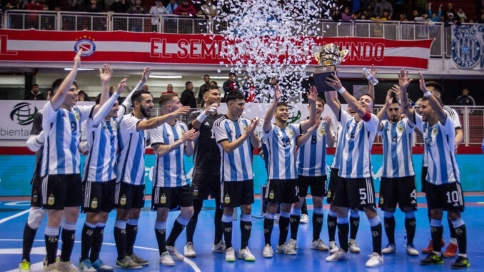 El capitán Maxi Rescia levantando el trofeo.